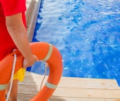 Convocatoria y publicación de bases para la selección y contratación de cuatro socorristas y dos porteros/as para la Piscina Municipal de Castril durante la temporada de verano 2025