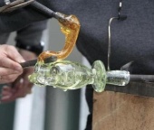 El Ayuntamiento de Castril y la FAMP apuestan por la cultura del vidrio soplado para fomentar el turismo rural