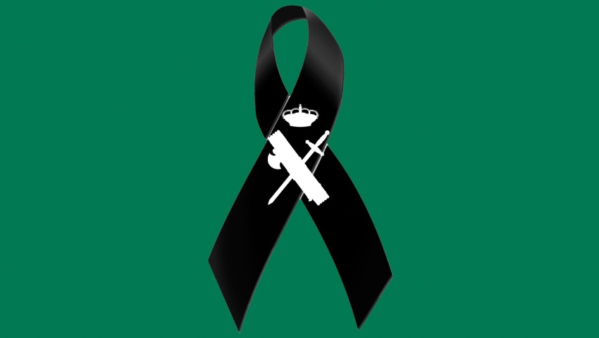 Minuto de silencio a puertas del ayuntamiento como muestra de apoyo y solidaridad por la muerte de los guardias civiles fallecidos en acto de servicio